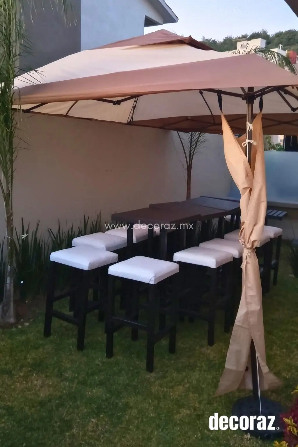 Mesa alta chocolate bancos blancos alquiler CDMX