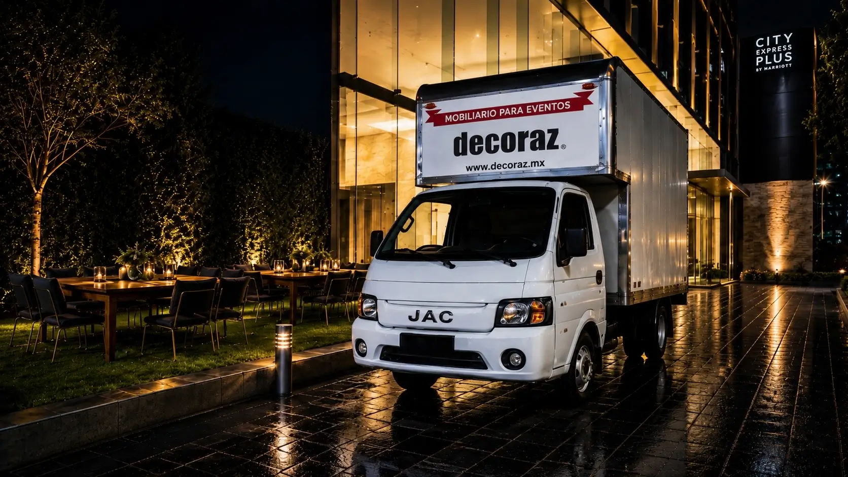 Equipo montando periqueras en salón de eventos a domicilio en CDMX