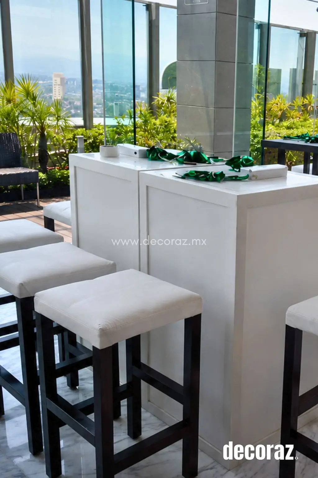 Detalle bancos madera periquera iluminada CDMX