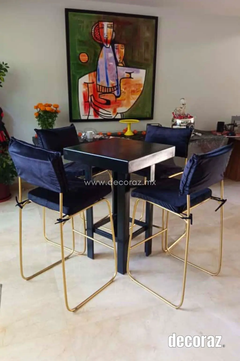 Periquera Dorada Negro combinada con decoración negra y dorada