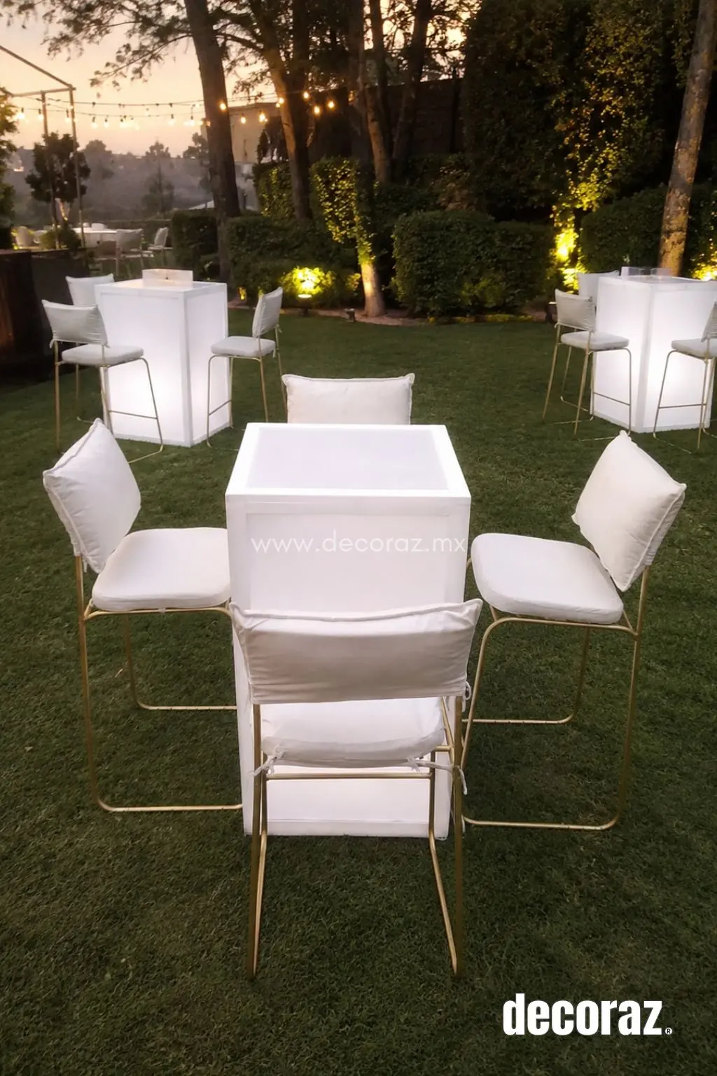 Mesa acrílico iluminada con bancos dorados acojinados CDMX